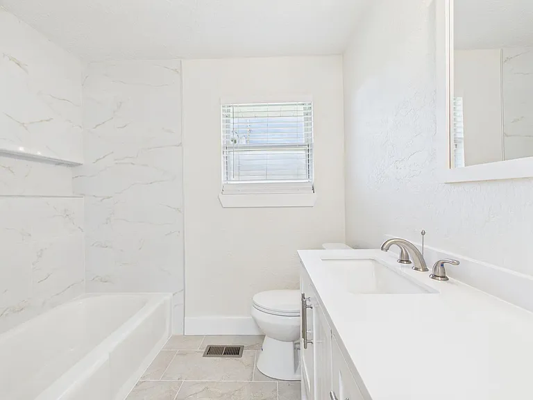 306 SW 52nd St — Photo 9