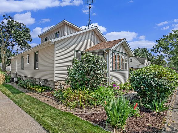 3rd image of 2523 Thayer Dr