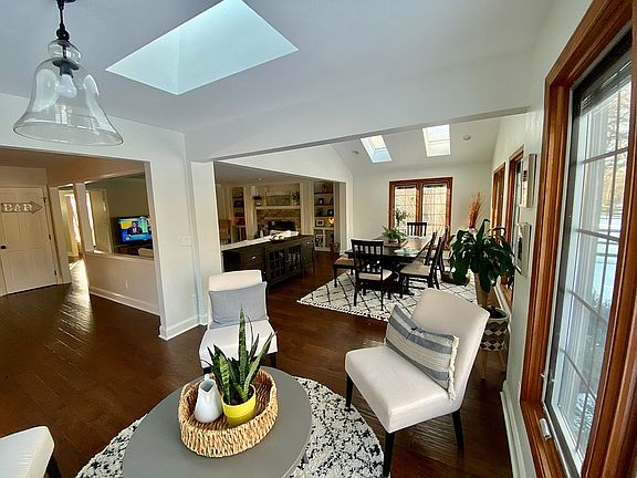 4th image of 442 Berkshire Dr