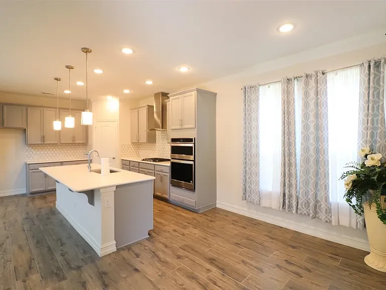 1422 Bellingham Ln — Photo 11