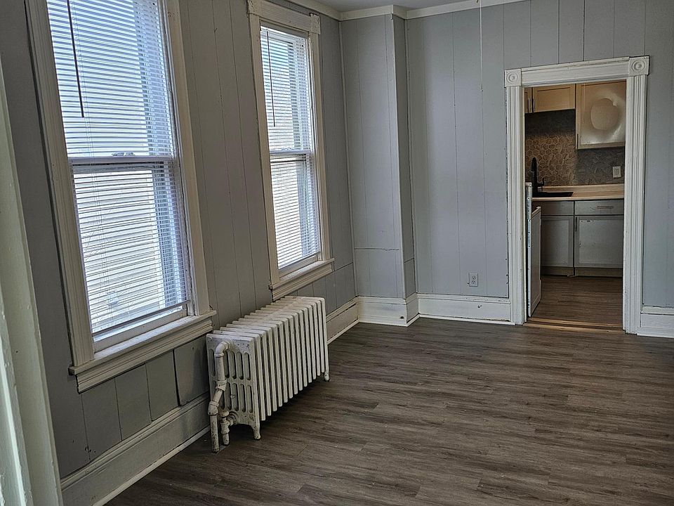 Middle Room leading to the kitchen