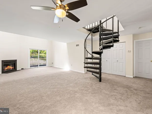 242 Valley Stream Ln, Chesterbrook, PA 19087