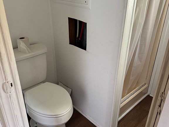 Full bathroom inside bedroom 1