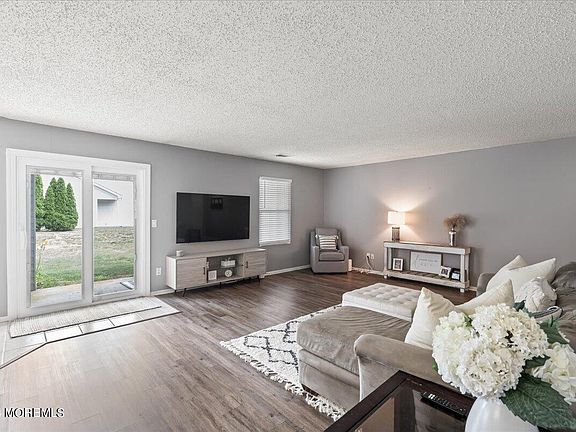 5th image of 1013 Waters Edge Drive
