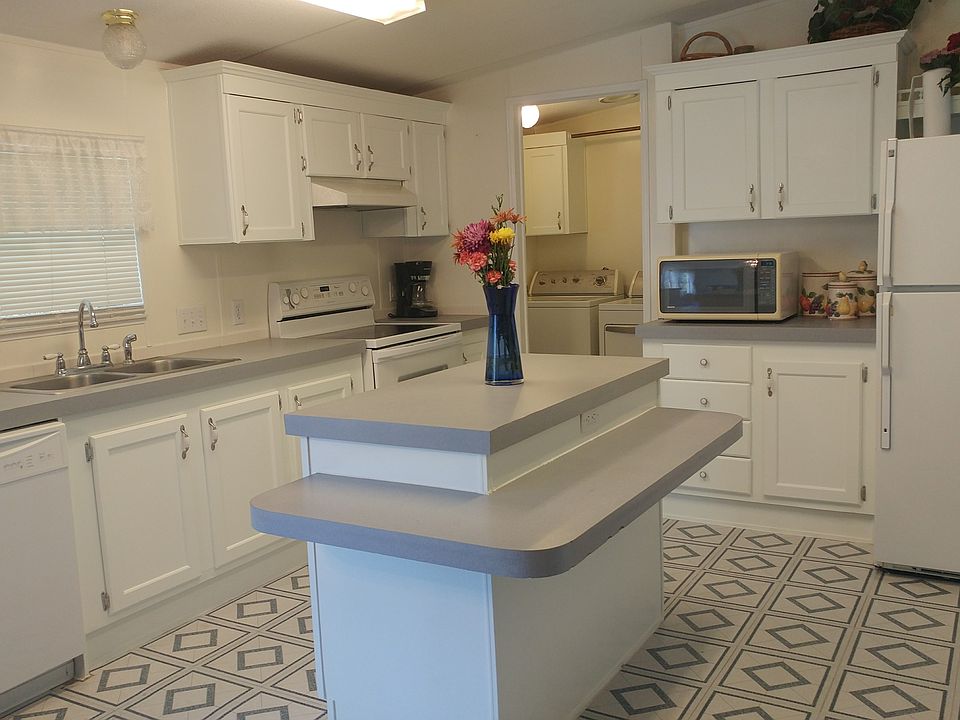Beautiful updated island kitchen