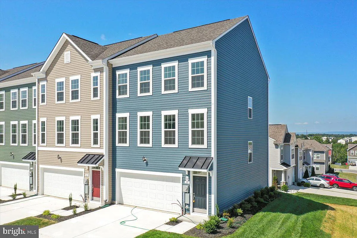 4 bed, 4.0 bath, 2008 sqft, $2,300 — Photo 3