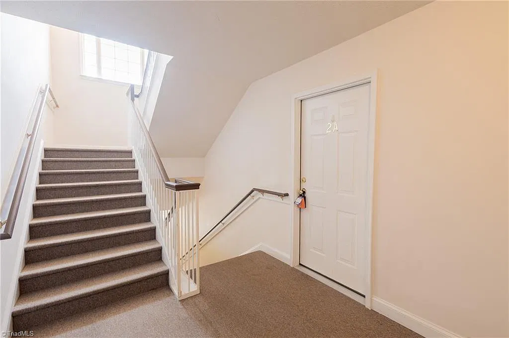2 bed, 2.0 bath, 1126 sqft — Photo 3