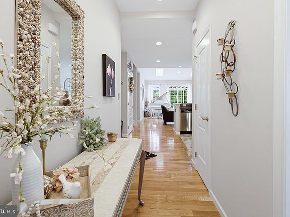4th image of 2818 Mimosa Ln