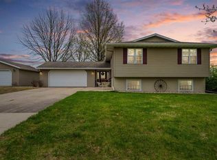 3167 Ravenwood Dr NE, Solon, IA 52333