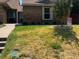 3060 Navarro Ln, Grand Prairie, TX 75052