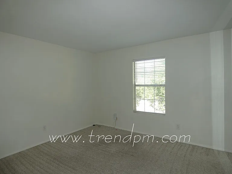 121 Surrey Ln — Photo 7