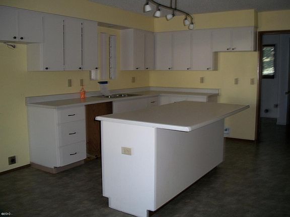 4th image of 140 Pearl St