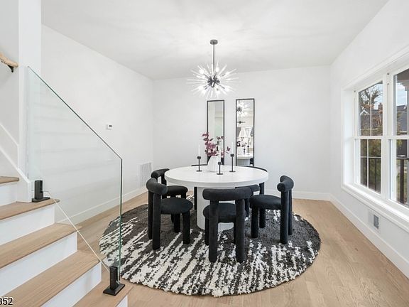 5th image of 302 West Ln