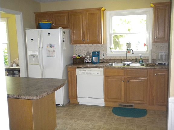5th image of 218 Heather Dr