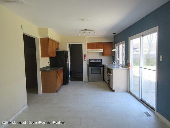 5th image of 860 Peppertree Dr