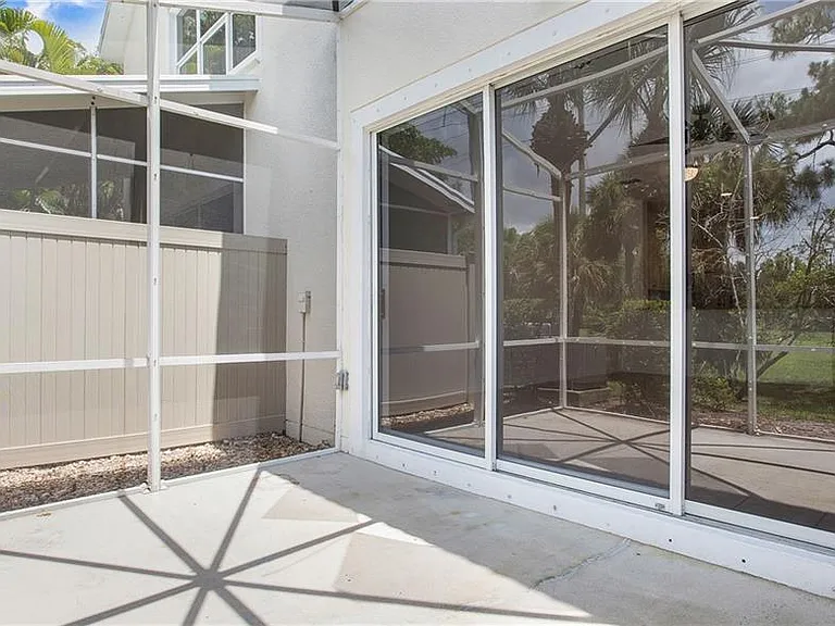 880 Hampton Cir — Photo 16
