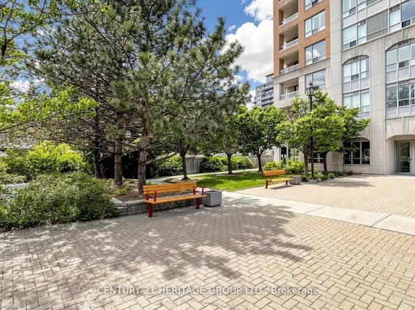 9 Northern Heights Dr #707, Richmond Hill, ON L4B 4M5