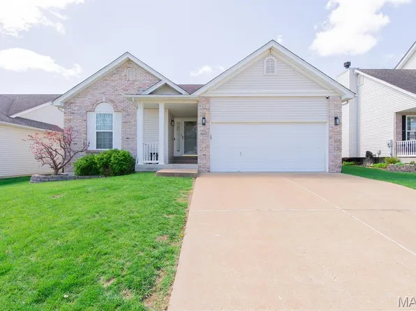 386 Winter Bluff Dr, Fenton, MO 63026