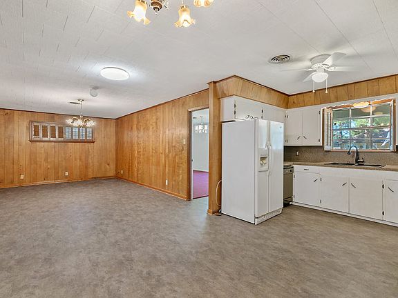 4th image of 401 Greenway St