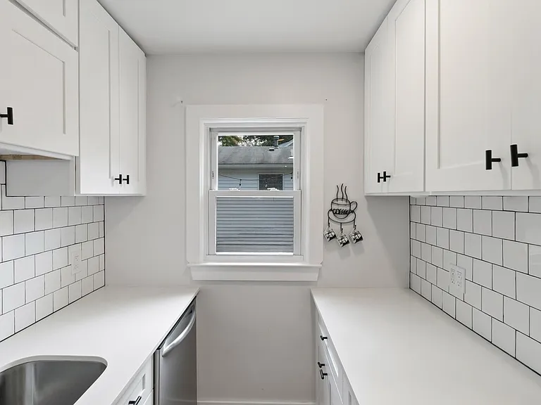 Colgate Street Oak Park Mi 48237 — Photo 6