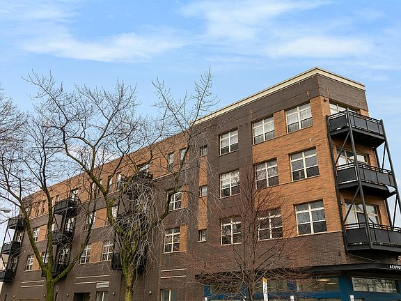 2nd image of 2143 W Wellington Ave Unit 202
