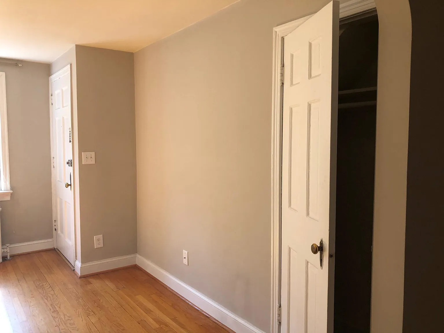 1501 N Rhodes St. Apartments — Photo 2