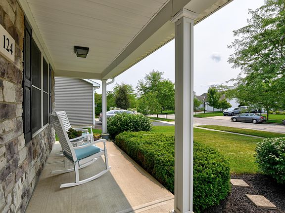 3rd image of 124 Glen Crossing Dr