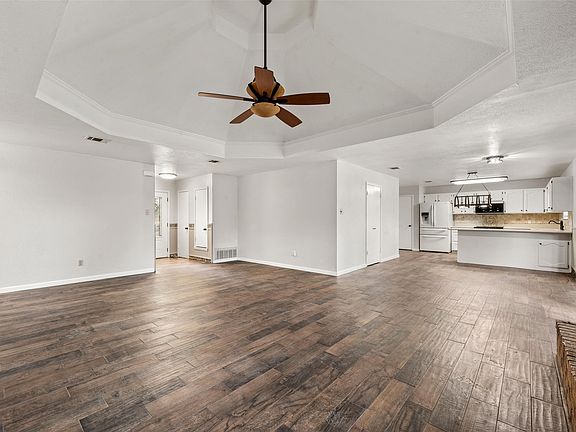 3rd image of 812 Regina Dr