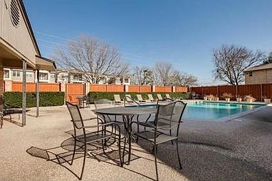 3rd image of 5821 Sandhurst Ln #C