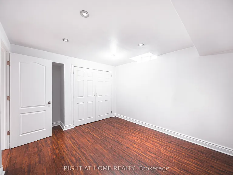 11 Amstel Ave — Photo 37