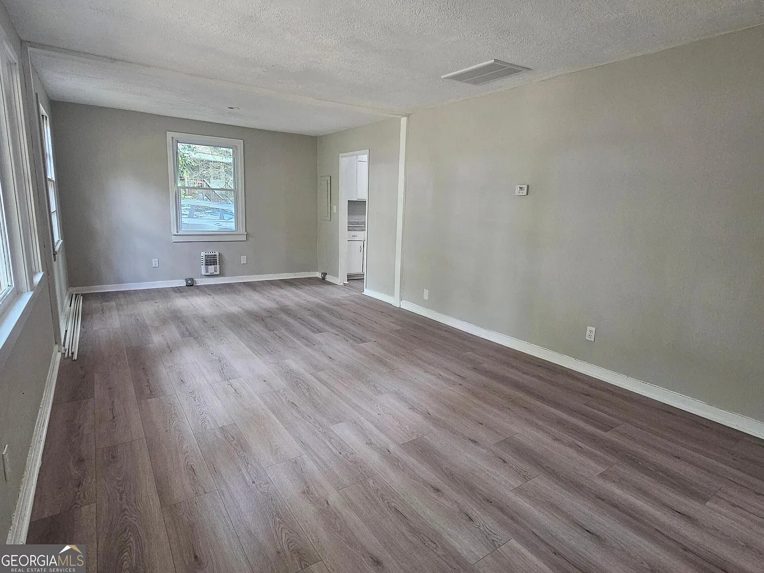 3 bed, 1.0 bath, 1025 sqft, $1,224 — Photo 3