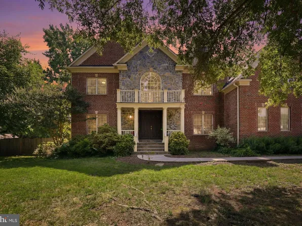 8813 Oak Leaf Dr, Alexandria, VA 22309
