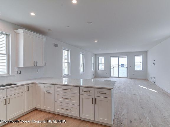 4th image of 118 Sunset Drive N