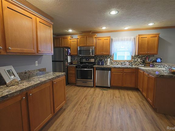 5th image of 174 Suzanne Blvd