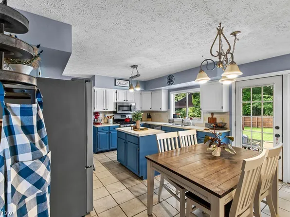 3597 Stratavon Dr NW, North Canton, OH 44720