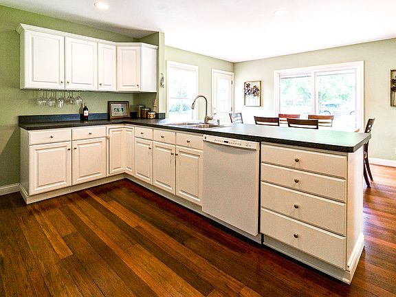 5th image of 1522 College Hill Dr