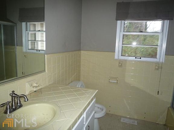 4th image of 721 N Park St