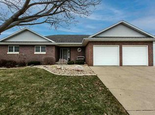 674 Melinda Dr, Peosta, IA 52068