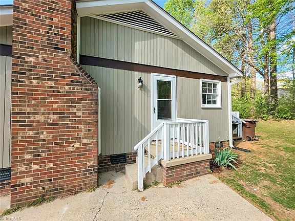 4th image of 3 Woodlake Ct
