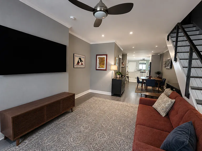 Living room (clutter removed via AI)