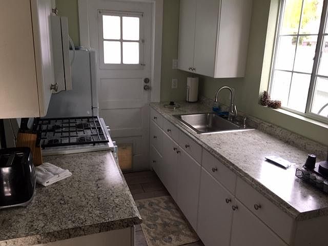 Kitchen, no dishwasher