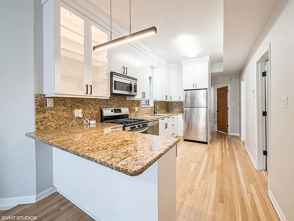 4th image of 913 W Irving Park Rd #1