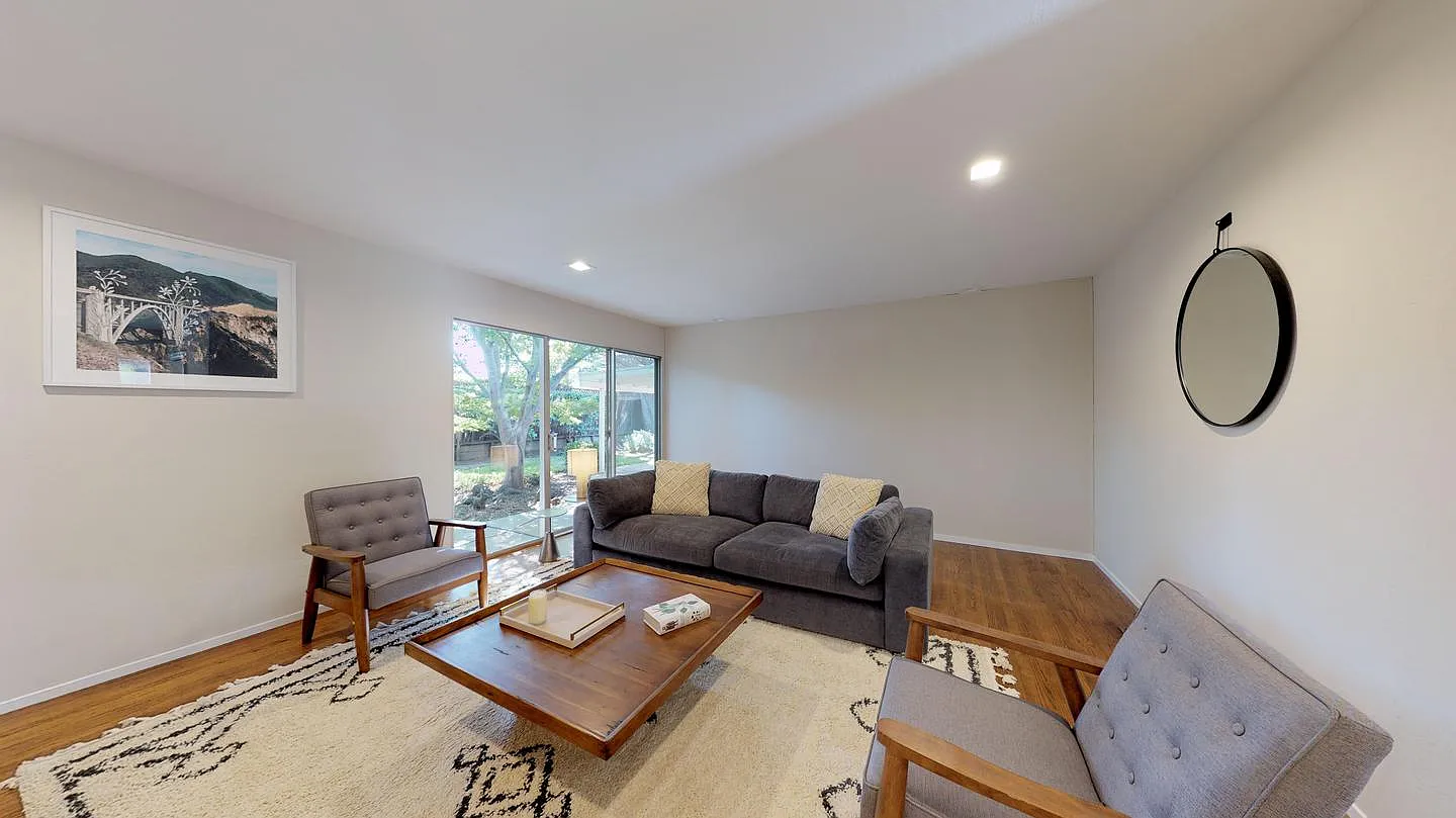 Private Bedroom in Bright Mountain View Home With Spacious Backyard — Photo 2