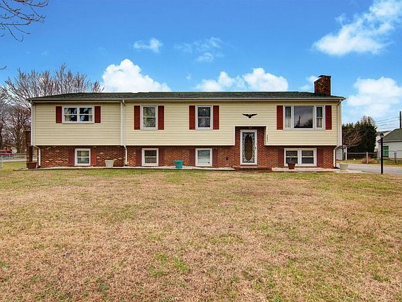 2nd image of 2637 Clover St