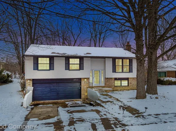2711 Winter Dr, Troy, MI 48083