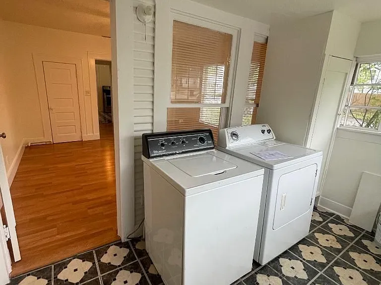 419 N Flood Ave — Photo 9