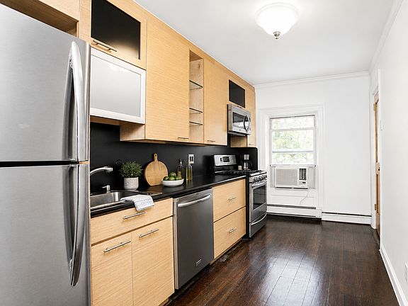 4th image of 512 Hudson St #2