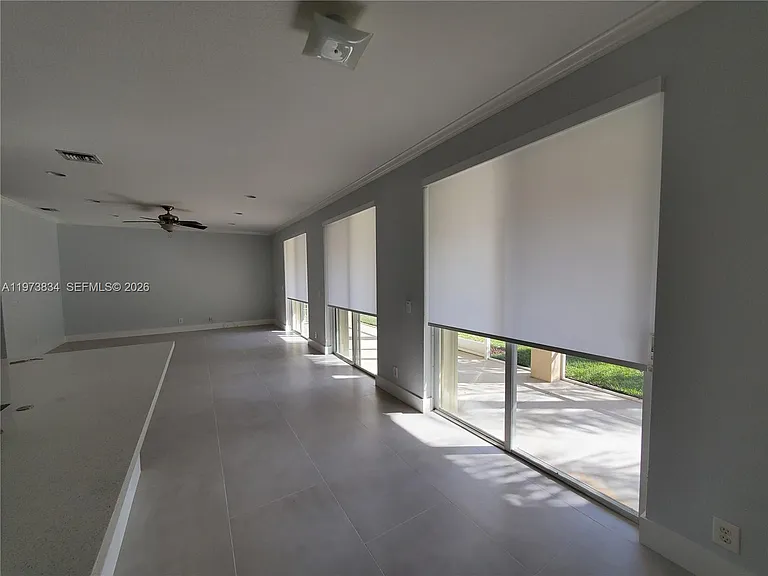 1527 Winterberry Ln — Photo 5
