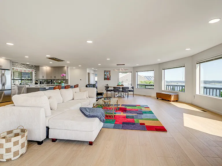 1395 Crestview Dr — Photo 3