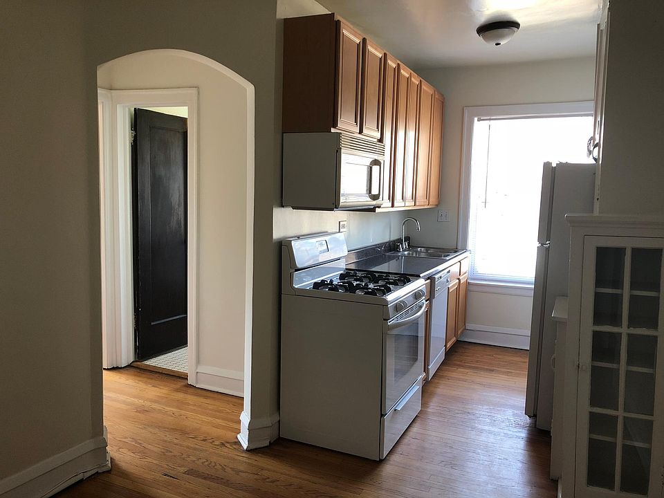 1st image of 2563 W Montrose Ave APT 1B